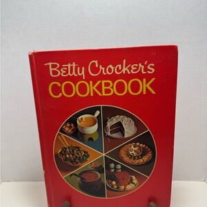 Vintage 1972 Betty Crocker‘s Red Pie Cookbook Textbook Style